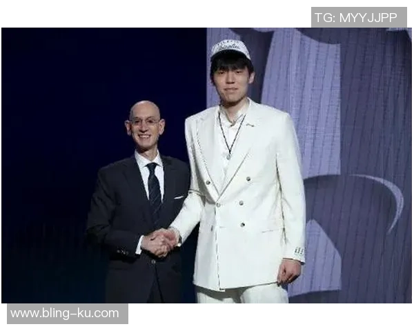 杨瀚森与阿夫迪亚场边亲密互动引发球迷热议