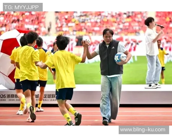范志毅亲临嘉兴足球联赛开幕式为揭幕战激情开球助威